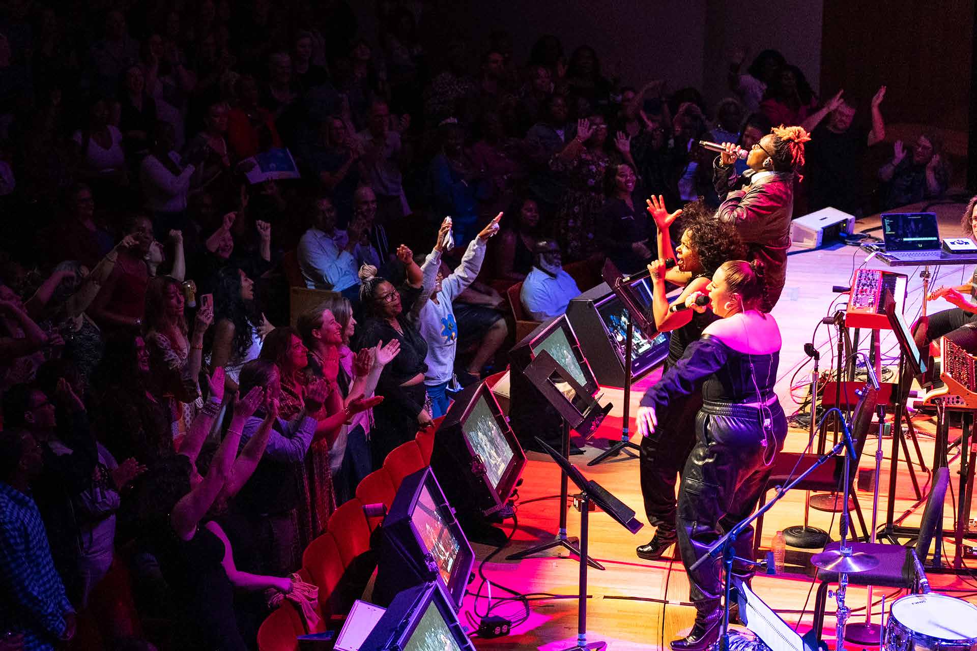 SymphonyFuse live performance: vocalists ignite the stage as the audience rises
